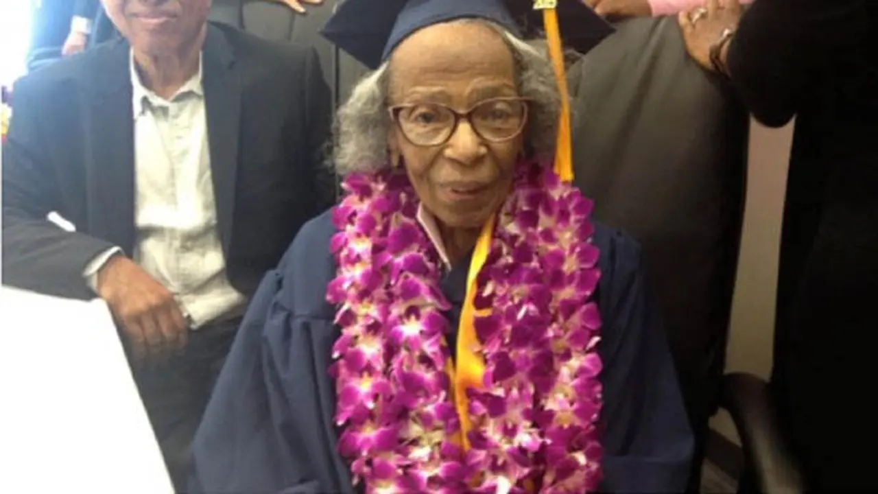 Akhirnya Nenek Ini Meraih Gelar Sarjananya di Usia 99 Tahun