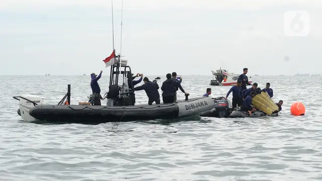 FOTO: Tim SAR Evakuasi Bagian Tubuh Penumpang Pesawat Sriwijaya Air SJ 182