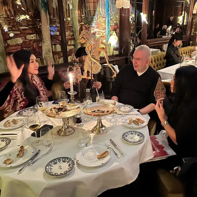 Erina Gudono bersama Anggun perkenalkan wayang pada desainer Prancis Jean Paul Gaultier (Foto: Instagram erinagudono)