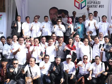 Sejumlah Advokat Indonesia Maju berpose bersama usai mendeklarasikan dukungan kepada pasangan Calon Presiden/Wakil Presiden Joko Widodo-Ma'ruf Amin di Rumah Aspirasi, Jakarta, Jumat (30/11). (Liputan6.com/Helmi Fithriansyah)