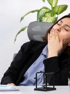Wanita yang ngantuk saat kerja di kantor (Foto dok : Freepik/KamranAydinov).