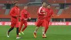 Pemain Timnas Austria, David Alaba (kiri) yang bermain di Bayern Munchen dan Christian Fuchs (kanan) yang membela Leicester City, melakukan latihan jelang lawan Albania di Stadion Ernst Happel, Minggu (27/3/2016) dini hari WIB. (Bola.com/Reza Khomaini)
