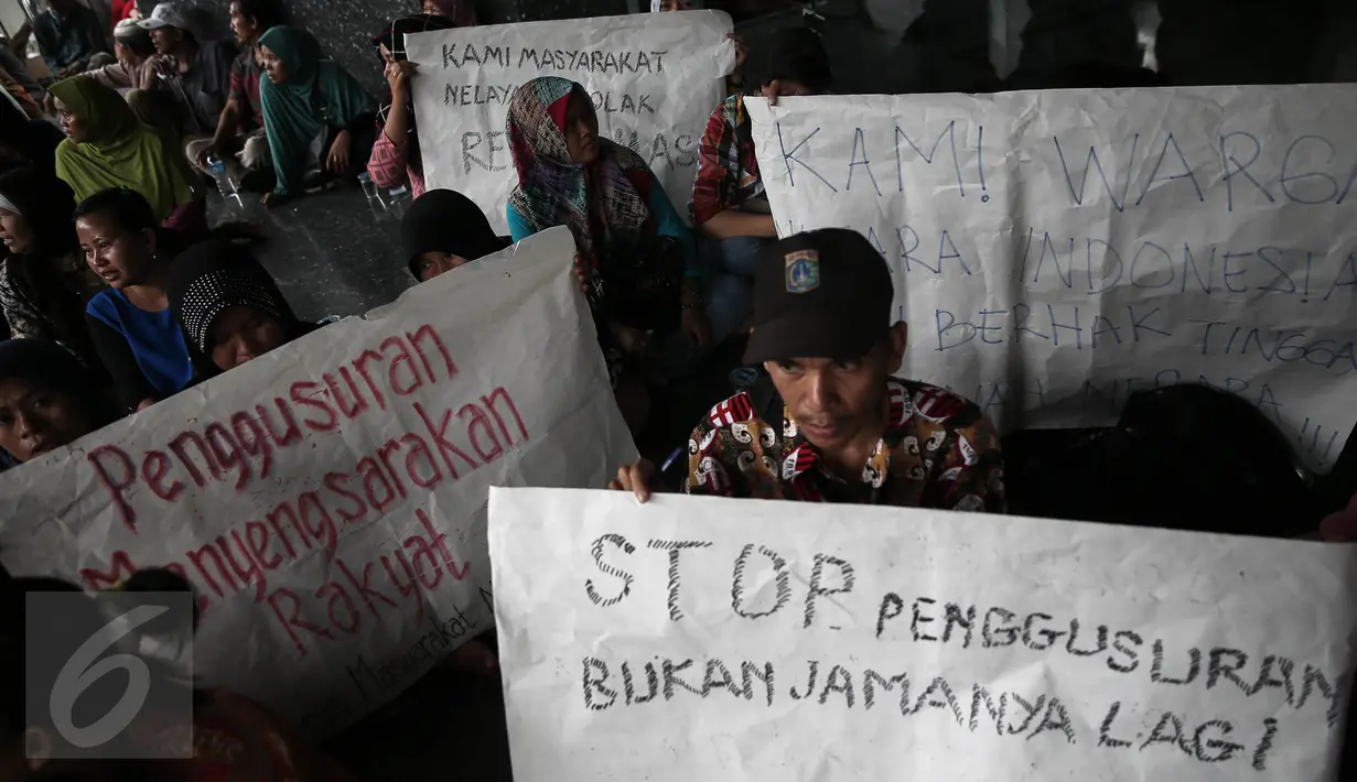 Masyarakat Nelayan Dadap membawa spanduk saat menggelar aksi unjuk rasa didepan kantor Ombudsman RI, Jakarta, (20/5/2016). Bupati Kabupaten Tangerang diduga melakukan pelanggaran maladministrasi terkait penggusuran dadap. (Liputan6.com/Faizal Fanani)