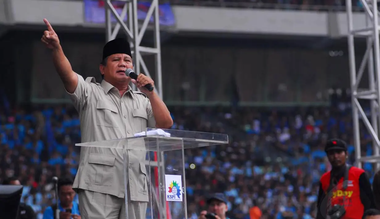 Prabowo Subianto berorasi di depan ribuan buruh saat perayaan hari buruh sedunia di GBK, Jakarta, Kamis (1/5/14). (Liputan6.com/Miftahul Hayat)