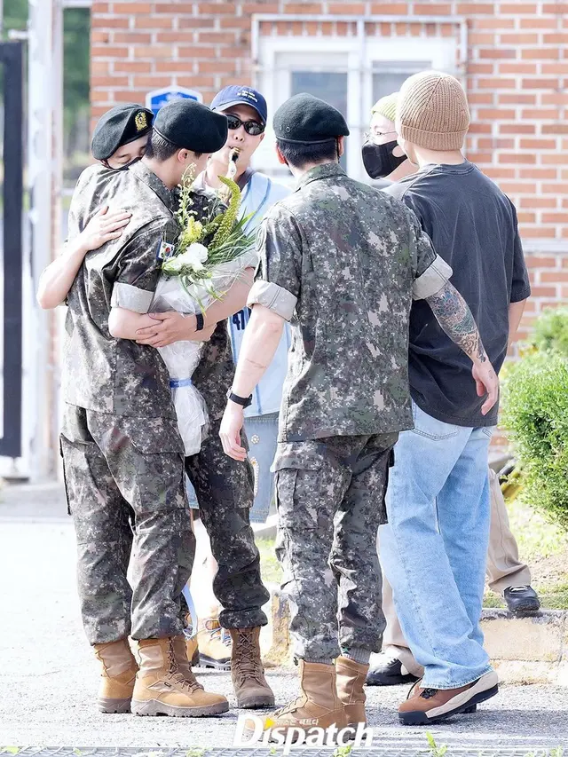 8 Potret Jin BTS Selesai Jalani Wajib Militer, Disambut Hangat Member dan ARMY