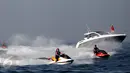 Anggota Sea Doo Club Indonesia melakukan konvoi jet ski saat peringatan HUT Kemerdekaan RI ke 71 di Kepulauan Seribu, Jakarta Utara, Rabu (17/8). Bantuan berupa sembako, peralatan sekolah, sepeda dan santunan bagi masyarakat kurang mampu. (Rahmat)