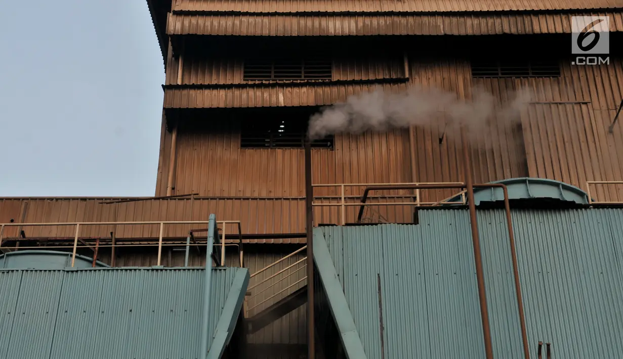 Kepulan asap keluar dari cerobong salah satu pabrik di kawasan Industri Pulogadung, Jakarta Timur, Rabu (31/7/2019). Selain gas buang kendaraan, limbah asap pabrik merupakan salah satu sumber polutan yang menambah buruknya kualitas udara di ibu kota. (merdeka.com/Iqbal S Nugroho)