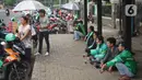 Aktivitas pengemudi ojek daring di depan Cibubur Junction, Jakarta, Selasa (24/3/2020). Merebaknya Covid-19 menyebabkan aktivitas di kawasan itu lesu yang juga berimbas pada turunnya pendapatan pengemudi ojek online hingga lima kali lipat dibanding hari biasanya. (Liputan6.com/Immanuel Antonius)