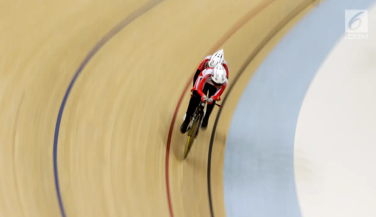 Pesepeda Indonesia Ni'mal Magfiroh dan Sri Sugiyanti memacu kecepatan pada nomor 3.000 meter persuit individu B saat Asian Track Championship 2019 di Veledrome, Jakarta, Jumat (11/1). Pasangan ini berhasil meraih perak. (Bola.com/Yoppy Renato)