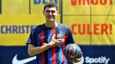 Andreas Christensen resmi diperkenalkan jadi pemain baru Barcelona pada Kamis (07/07/2022) waktu setempat di pusat latihan Joan Gamper. (AFP/Pau Barrena)