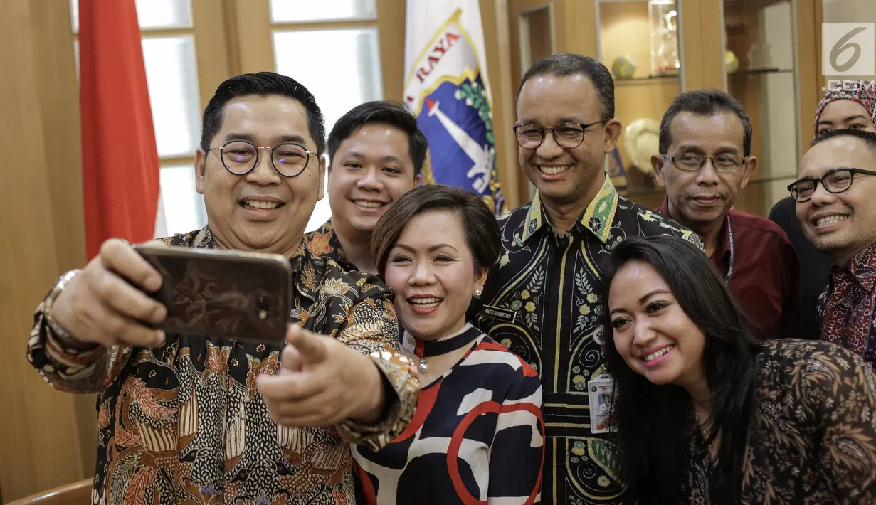 Jajaran manajemen Emtek Group berswafoto bersama Gubernur DKI Jakarta Anies Baswedan saat berkunjung ke Balaikota, Jakarta, Kamis (29/3). (Liputan6.com/Faizal Fanani)