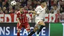 Pemain Bayern, Joshua Kimmich (kiri) berebut bola dengan pemain Sevilla, Joaquin Correa pada leg kedua perempat final Liga Champions di Allianz Arena stadium, Munich, (11/4/2018). Bayern lolos ke semifinal dengan agregat 2-1. (AP/Matthias Schrader)