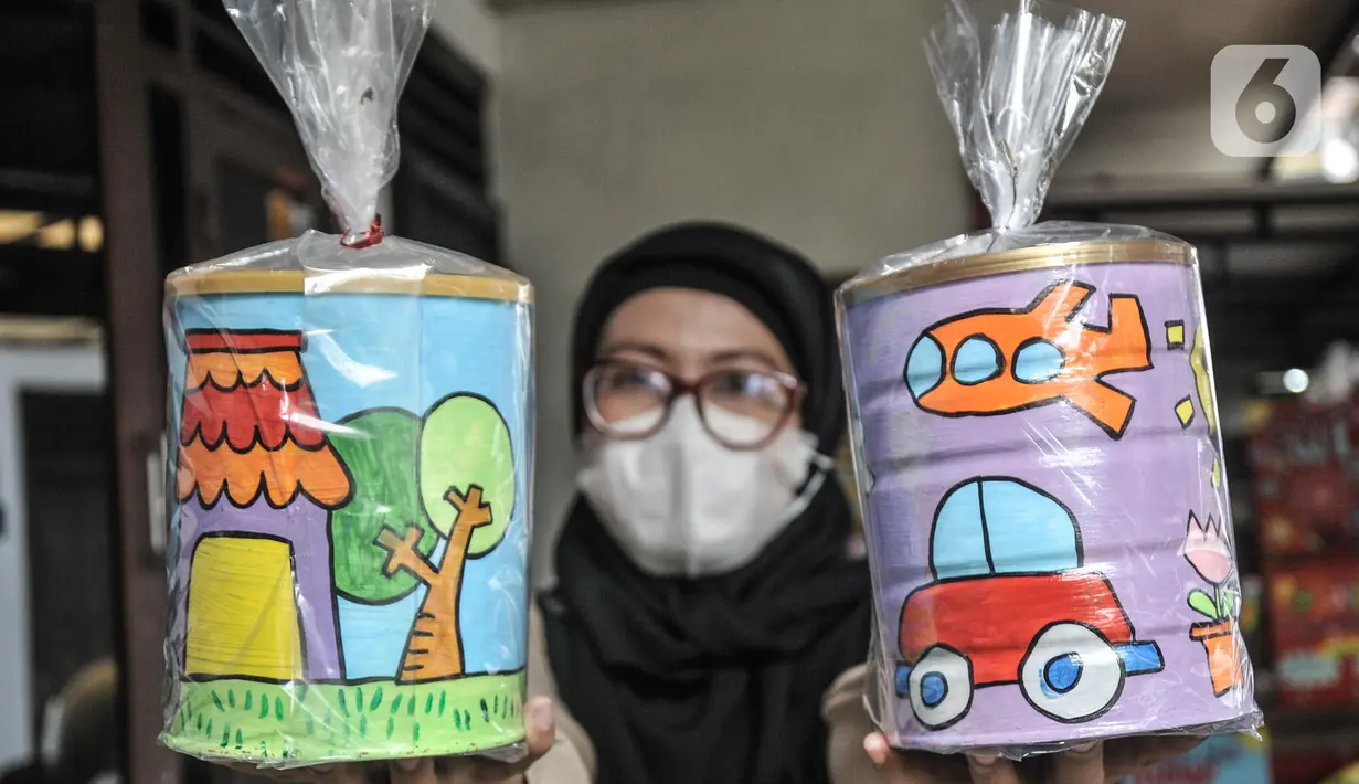 Lani menunjukkan produk kerajinan dari kaleng bekas yang siap dipasarkan di workshop Kaleng Lani, Tanah Baru, Beji, Depok, Jawa Barat, Minggu (5/6/2022). Selain kaleng bekas, Lani juga membuat kerajinan dari limbah kayu yang didapat dari industri furnitur. (merdeka.com/Iqbal S Nugroho)