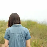 Perempuan dengan rambut pendek dari belakang. (dok. Unsplash/Alice Kang)