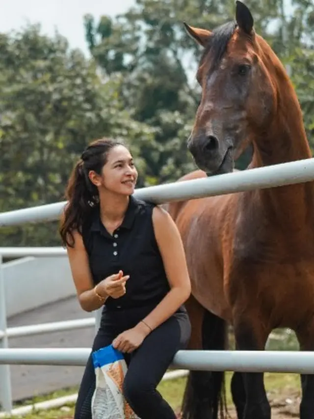 Nabila Syakieb bersama kudanya (Instagram/nsyakieb85)