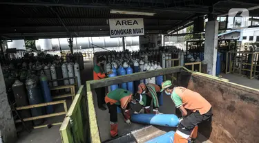 Petugas DLH memindahkan tabung saat pengisian ulang oksigen di depot PT Tirtobumi Aneka Industri, Pulogadung, Jakarta, Minggu (11/7/2021). Pemprov DKI mengerahkan petugas PJLP untuk pengisian sekaligus pendistribusian tabung oksigen ke rumah sakit rujukan Covid-19. (merdeka.com/Iqbal S. Nugroho)