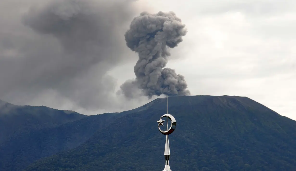 Masyarakat diharapkan tidak mendekati wilayah yang rawan terdampak erupsi. (AP Photo/Ardhy Fernando)