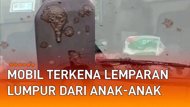Kendaraan mobil terkena lemparan lumpur di jalan mengundang perhatian. Insiden ini terjadi di Jalan arah Gunung Sahari, Mangga Dua, Jakarta Pusat.