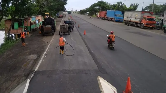 Kementerian PUPR memperbaiki kondisi jalan nasional Pantai Utara (Pantura) yang berlubang di wilayah Jawa Tengah (Jateng) dan Yogyakarta jelang Natal dan Tahun Baru. (Foto: Kementerian PUPR)