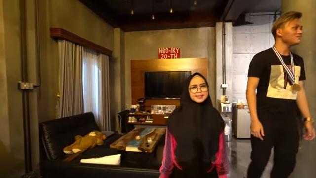 Membongkar Isi Kamar Industrialis Rizky Febian yang Super 