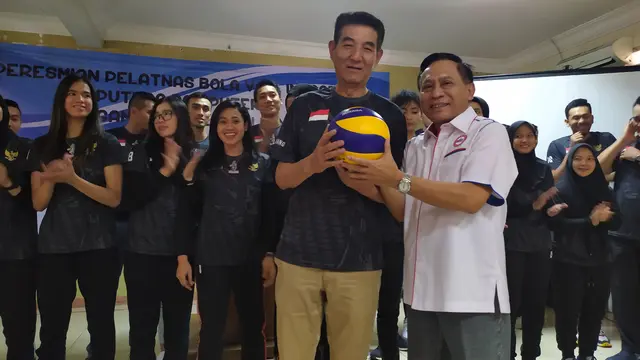 Ketua Umum PP PBVSI Imam Sudjarwo (kanan) bersama pelatih timnas putra Indonesia, Li Quijang
