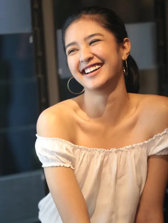 Setelah menyandang gelar Sarjana Hukum, Mikha mengaku mulai kangen dengan syuting. Begitu juga saat kuliahnya selesai, ia kembali menerima tawaran untuk menjalani syuting kembali. (Adrian Putra/Bintang.com)