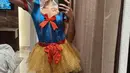 Nia Ramadhani kembali pamer body goals dengan kostum Halloweennya. Ia terlihat menawan dalam balutan kostum yang terinspirasi dari Snow White, lengkap dengan bando pita merah di kepalanya. [Foto: Instagram/ramadhaniabakrie]