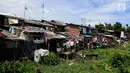 Pemandangan hunian di kawasan padat penduduk, Kapuk, Jakarta, Senin (26/3). Gubernur DKI Jakarta Anies Baswedan mengatakan 50 persen penduduk Jakarta tidak memiliki rumah sendiri. (Liputan6.com/JohanTallo)
