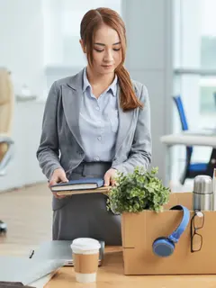 Ilustrasi resign, pindah kerja. (Image by pressfoto</a> on Freepik)