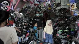 Warga memilih sepeda yang dijual di salah satu toko di Kramat Jati, Jakarta, Minggu (21/6/2020). Dalam sebulan terakhir, penjualan sepeda di Ibu Kota meningkat hingga 50 persen seiring minat dan tren warga yang melonjak menggunakan transportasi gowes itu di masa pandemi. (merdeka.com/Iqbal Nugroho)