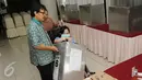 Pasein RSCM Meriati Irawan dibantu petugas memasukan surat suara saat mengikuti Pilkada DKI 2017 di TPS 15 RSCM, Jakarta, Rabu (15/2/2017). (Liputan6.com/Herman Zakharia)