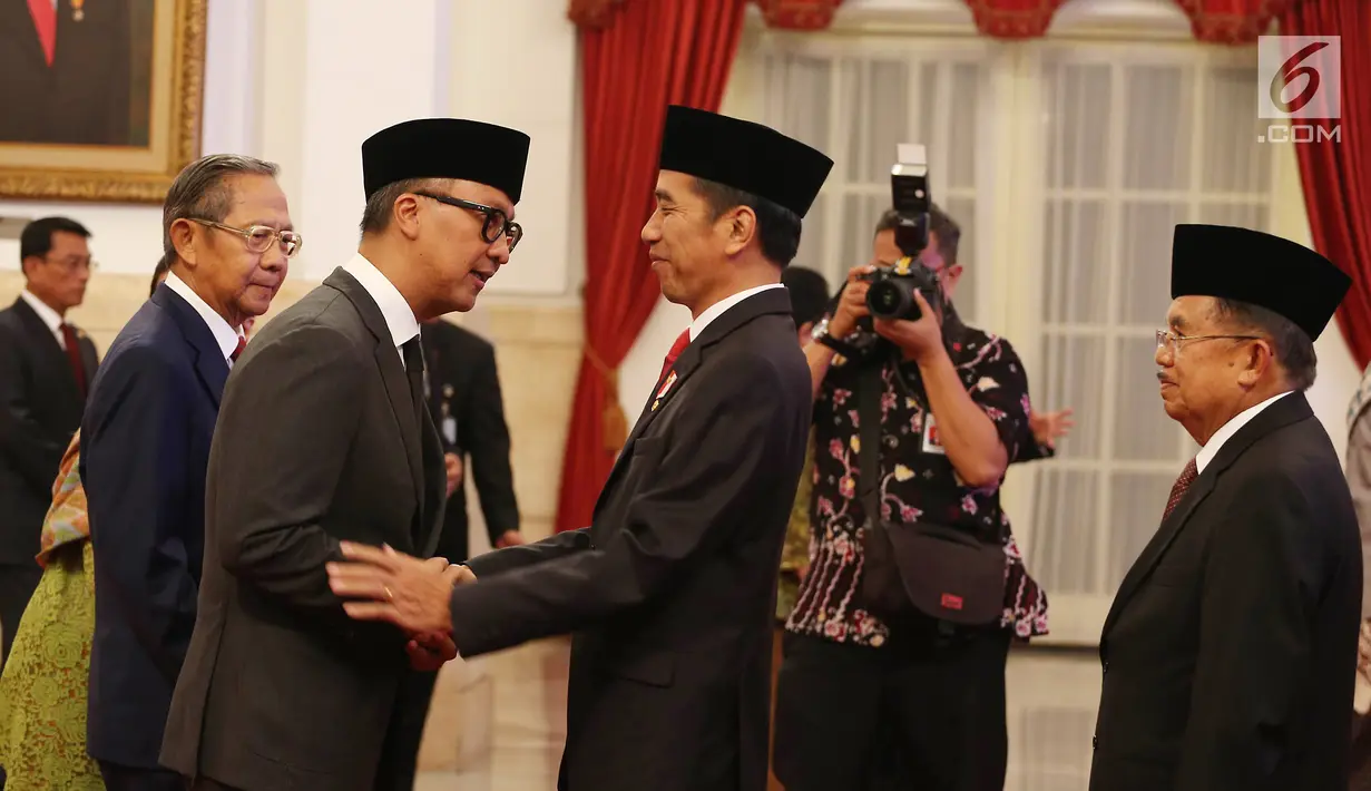 Presiden Joko Widodo didampingi Wapres Jusuf Kalla memberikan ucapan selamat kepada Agus Gumiwang Kartasasmita usai dilantik sebagai Menteri Sosial di Istana Negara, Jakarta, Jumat (24/8).(Liputan6/Pool/Gar)