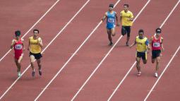 Dongdong Di asal China memimpin lomba para atletik nomor lari 400 meter putra klasifikasi T11 pada Asian Para Games 2018, di Stadion Utama Gelora Bung Karno Jakarta, Kamis(11/10/2018).  (Bola.com/Peksi Cahyo)