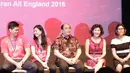 Praveen Jordan dan Debby Susanto Juara Ganda Campuran All England 2016 bersama orangtua  mengikuti sesi tanya jawab saat acara penghargaan dan bonus dari PB Djarum di Plasa Senayan, Jakarta, Selasa (22/3/2016). (Bola.com/Nicklas Hanoatubun)