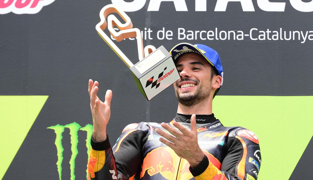Miguel Oliveira mengakhiri balapan MotoGP Catalunya sebagai pemenang sekaligus kemenangan perdana untuk KTM musim ini. Sasis dan bahan bakar baru membuat performa KTM belakangan ini patut dipertimbangkan. (Foto: AFP/Lluis Gene)