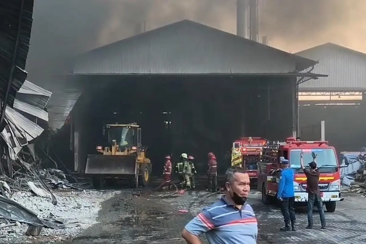 Kebakaran Pabrik Sendal Swallow di Medan.