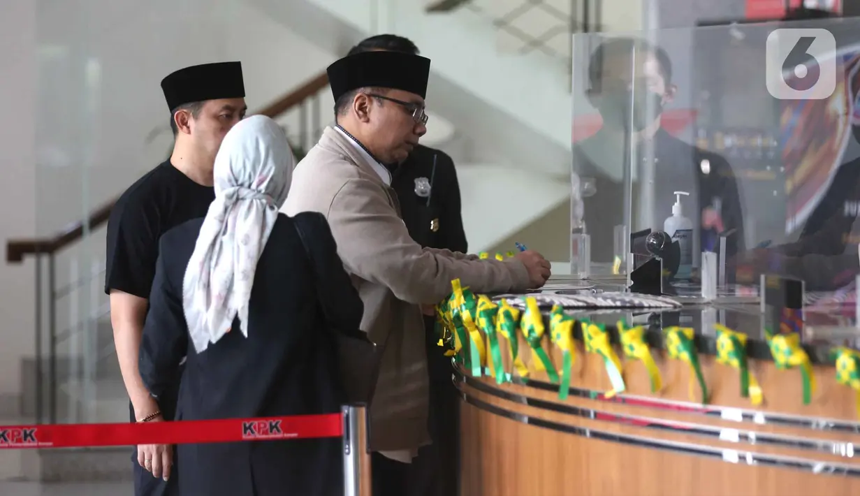 Yaqut Cholil Qoumas diperiksa sebagai tersangka dugaan tindak pidana korupsi terkait kuota haji untuk penyelenggaraan ibadah haji Indonesia tahun 2023-2024. Tampak dalam foto, mantan Menteri Agama, Yaqut Cholil Qoumas (kanan) sesaat sebelum menjalani pemeriksaan di gedung Merah Putih Komisi Pemberantasan Korupsi (KPK), Jakarta, Kamis (12/3/2026). (Liputan6.com/Helmi Fithriansyah)