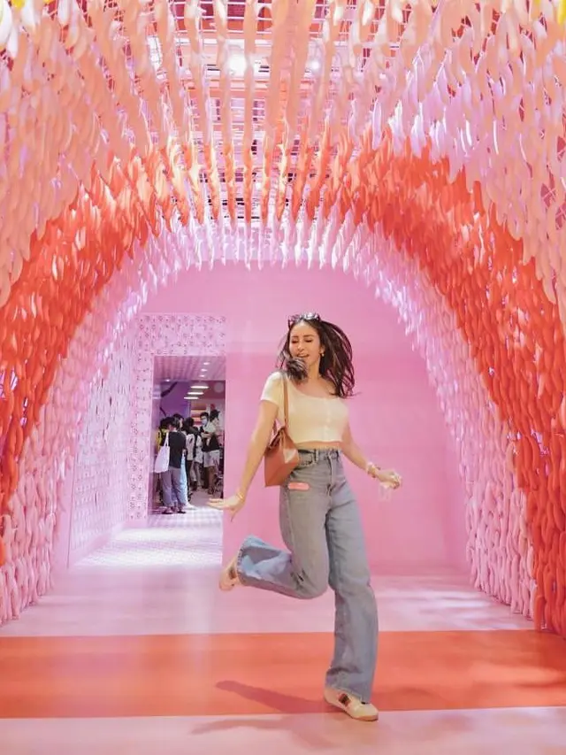 9 Potret Gaya Momo Geisha Liburan di Singapura, Semakin Menawan dengan Outfit Kekinian