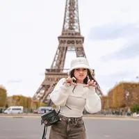 Setibanya di Paris, Fuji Utami langsung mengenakan outfit musim dingin dengan nuansa nude [@fuji_an]