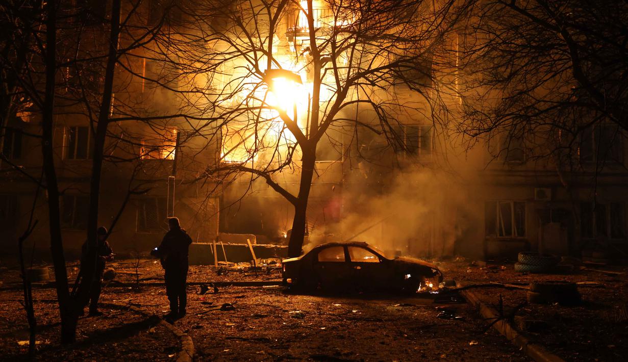 Serangan terbaru ini melukai sedikitnya 18 orang. Tampak dalam foto, sebuah bangunan tempat tinggal terbakar setelah serangan Rusia di Zaporizhzhia, Ukraina, Rabu 26 November 2025. (AP Photo/Kateryna Klochko)