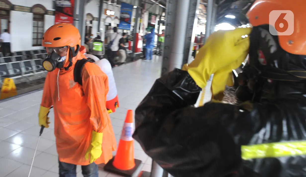 Petugas bersiap menyemprotkan larutan disinfektan kepada penumpang yang turun di Stasiun Kereta Tawang, Semarang, Sabtu (28/3/2020). Selain sterilisasi, petugas juga melakukan pencatatan penumpang yang turun untuk data pengawasan guna menekan penularan Virus Corona (COVID-19) (Liputan6.com/Gholib)