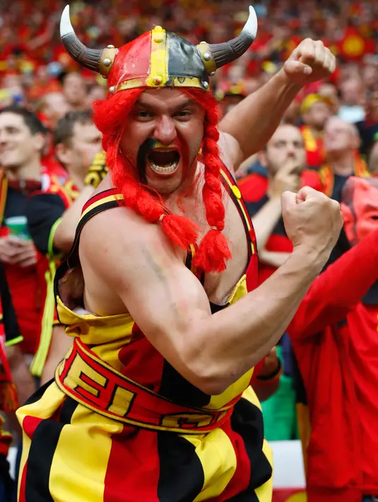 Seorang suporter Belgia menggunakan kostum seperti pasukan viking berteriak mendukung tim kesayangannya melawan Italia di pertandingan Grup E Piala Eropa di Stade de Lyon, (14/6). (REUTERS/Kai Pfaffenbach)