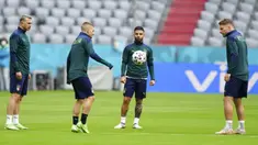 (kiri ke kanan) Pemain Italia Federico Bernardeschi, Marco Verratti, Lorenzo Insigne, Ciro Immobile mengikuti sesi latihan di Stadion Football Arena, Munich, Jerman, Kamis (1/7/2021). Italia akan menghadapi Belgia pada pertandingan perempat final Euro 2020. (AP Photo/Matthias Schrader)