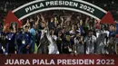 <p>Para pemain Arema FC merayakan keberhasilan menjuarai Piala Presiden 2022 sesaat setelah penyerahan trofi usai laga leg kedua final Piala Presiden 2022 antara Borneo FC melawan Arema FC di Stadion Segiri, Samarinda, Minggu (17/7/2022). (Bola.com/Ikhwan Yanuar)</p>