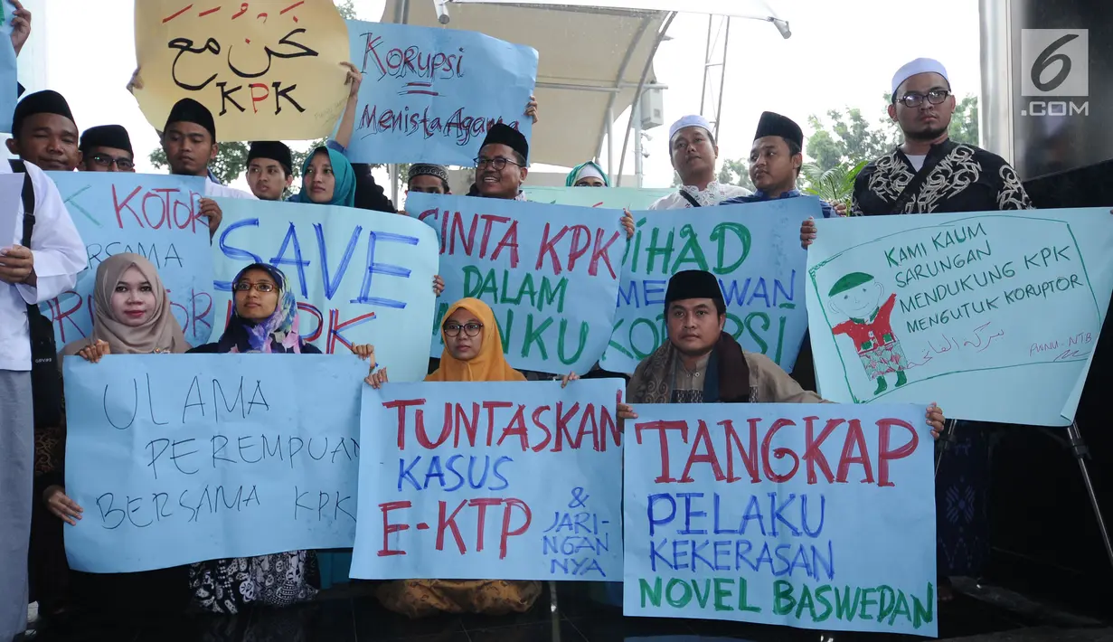 Perwakilan dari peserta PPWK Lakpesdam-PBNU melakukan aksi dukungan di Gedung KPK, Jakarta, Kamis (12/10). Dalam pernyataan sikapnya, mereka mengutuk pelaku kekerasan yang menghambat kerja-kerja KPK. (Liputan6.com/Helmi Fithriansyah)