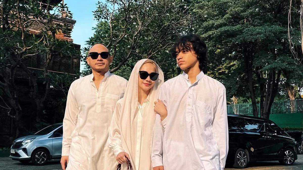 Model Sandal Jepit Keluarga BCL saat Rayakan Idul Adha 2025, Tampil Modis