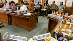 Badan POM temukan lebih dari 20 miliar rupiah kosmetika ilegal yang mengandung bahan berbahaya, Jakarta, Jumat (6/11/2015). Selama satu minggu lebih BPOM berhasil menemukan 977 jenis kosmetika tanpa izin edar. (Liputan6.com/Yoppy Renato)