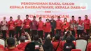 Ketua Umum Partai Demokrasi Indonesia Perjuangan (PDIP), Megawati Soekarnoputri (tengah) berfoto dengan enam pasang bakal calon gubernur dan bakal calon wakil gubernur usai memberikan surat rekomendasi partai di kantor Dewan Pimpinan Pusat (DPP) PDI Perjuangan, Jakarta, Senin (26/8/2024). (Liputan6.com/Angga Yuniar)