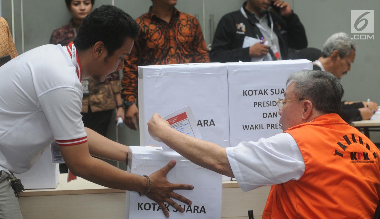 Direktur Utama PT Wijaya Kusuma Emindo (WKE) Budi Suharto memasukkan surat suara ke dalam kotak seusai melakukan  pencoblosan di TPS 012 Guntur, Jakarta Selatan, Rabu (17/4). Sebanyak 63 tahanan KPK hari ini ikut menyalurkan hak pilihnya dalam Pemilu 2019. (merdeka.com/Dwi Narwoko)