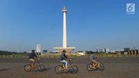 Pengunjung menggunakan sepeda dari layanan bike sharing di Monas, Jakarta, Jumat (27/7). Wakil Gubernur DKI Jakarta Sandiaga Uno mengatakan layanan ini sementara tersedia lewat CSR. (Merdeka.com/Imam Buhori)